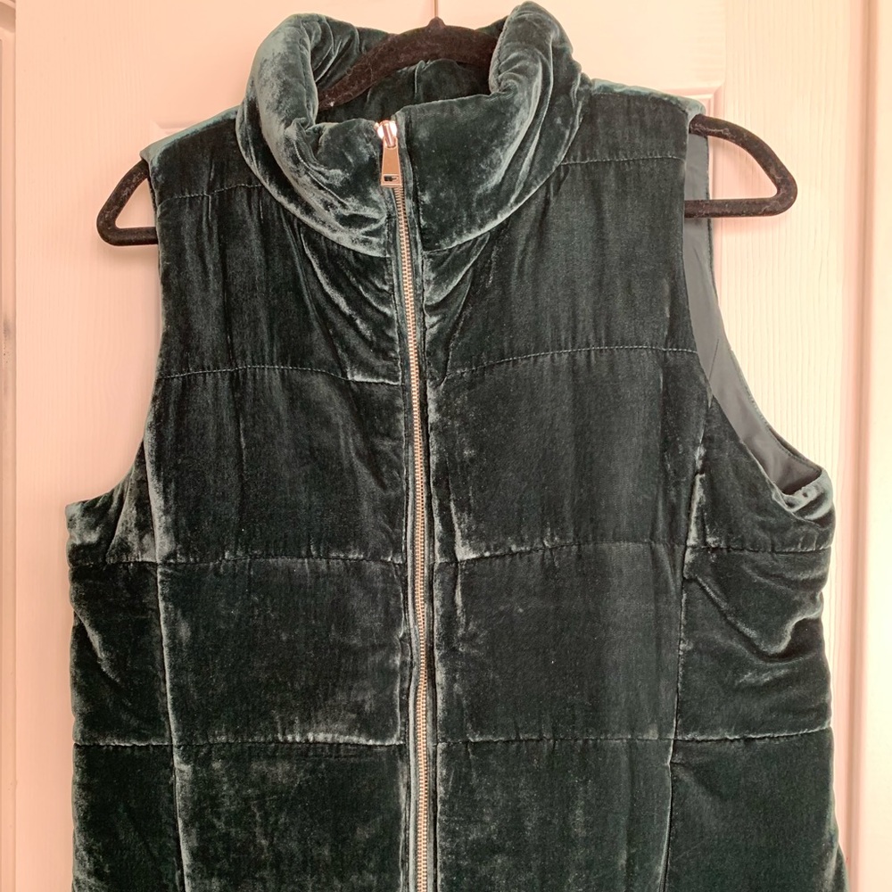 Loft Velvet Puffer Vest.  Size M. NWOT.
